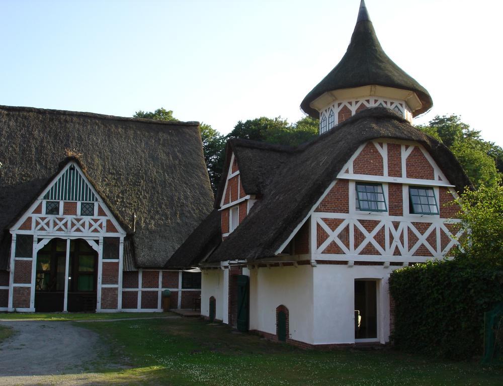 Hotel Taubenhof - Gut Cadenberge Exterior foto